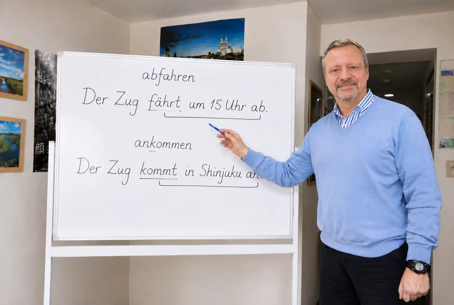 ホワイトボードでドイツ語を教える講師Andreas Zachcial